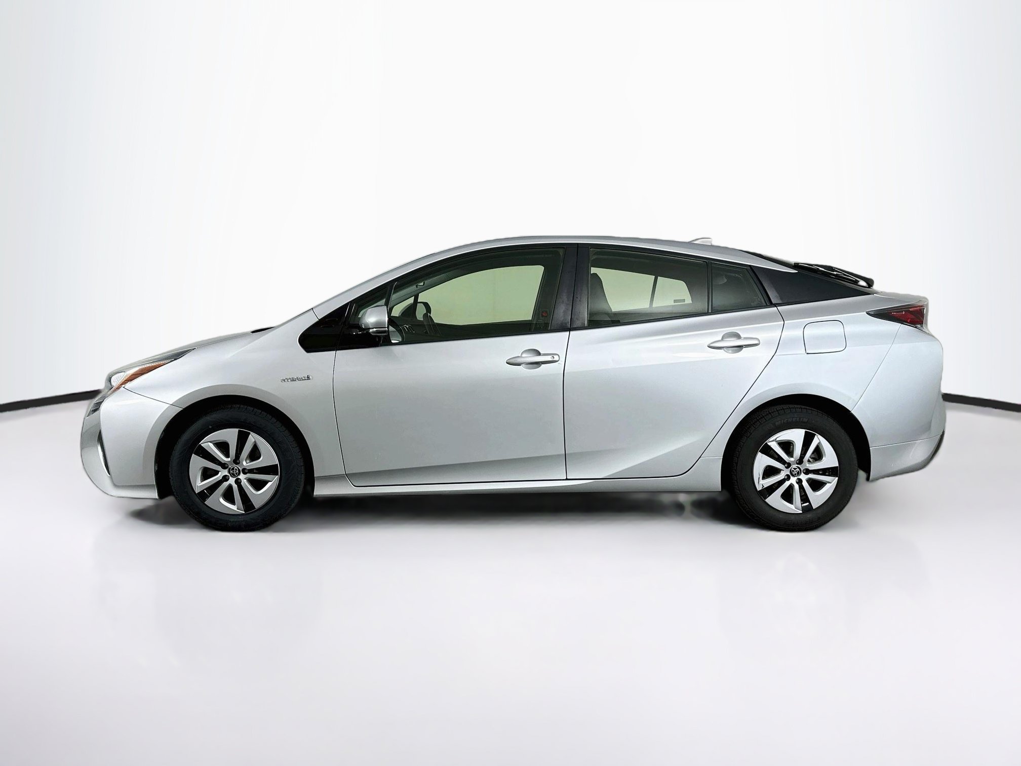Used 2016 Toyota Prius Three w/ Preferred Accessory Package FWD image 4