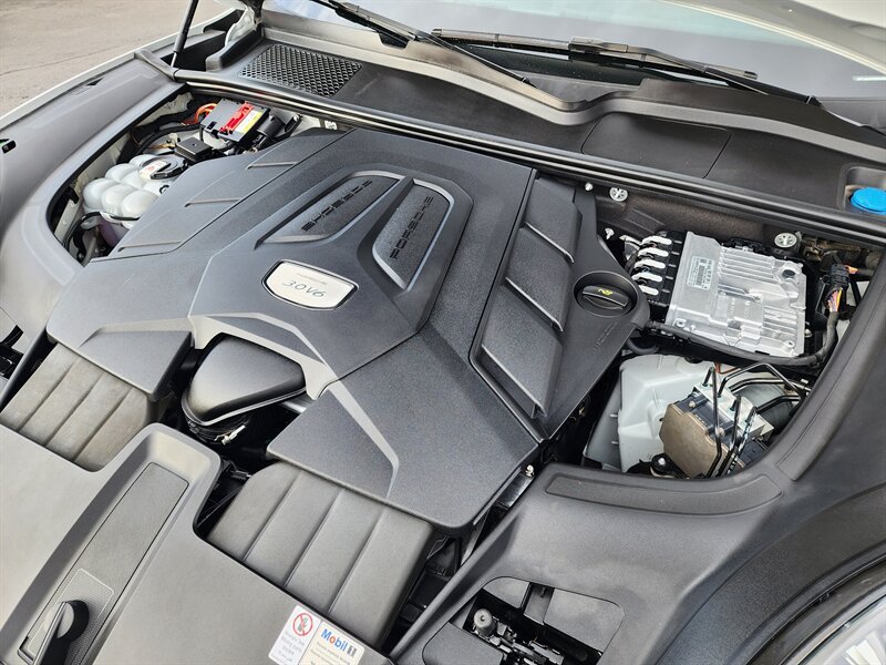 Used 2022 Porsche Cayenne Platinum Edition AWD/4WD image 9