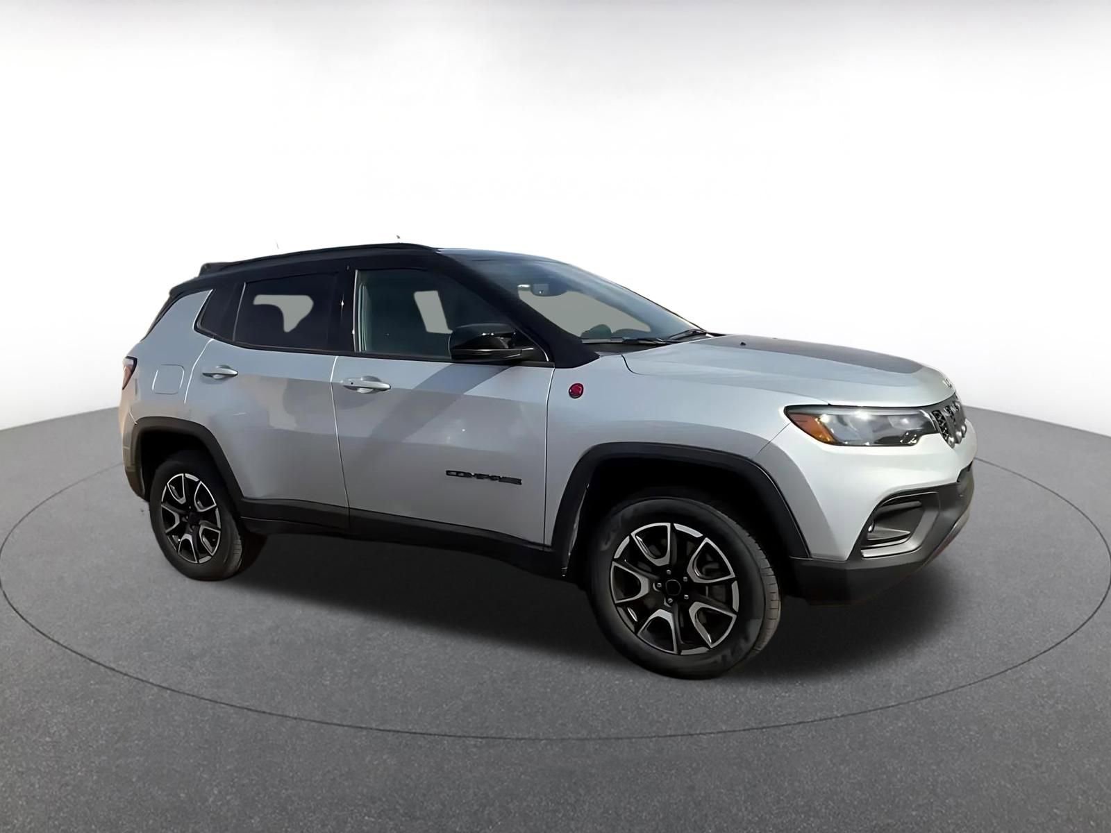 Used 2025 Jeep Compass Trailhawk AWD/4WD image 2