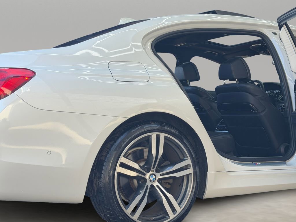 Used 2019 BMW 750i image 17