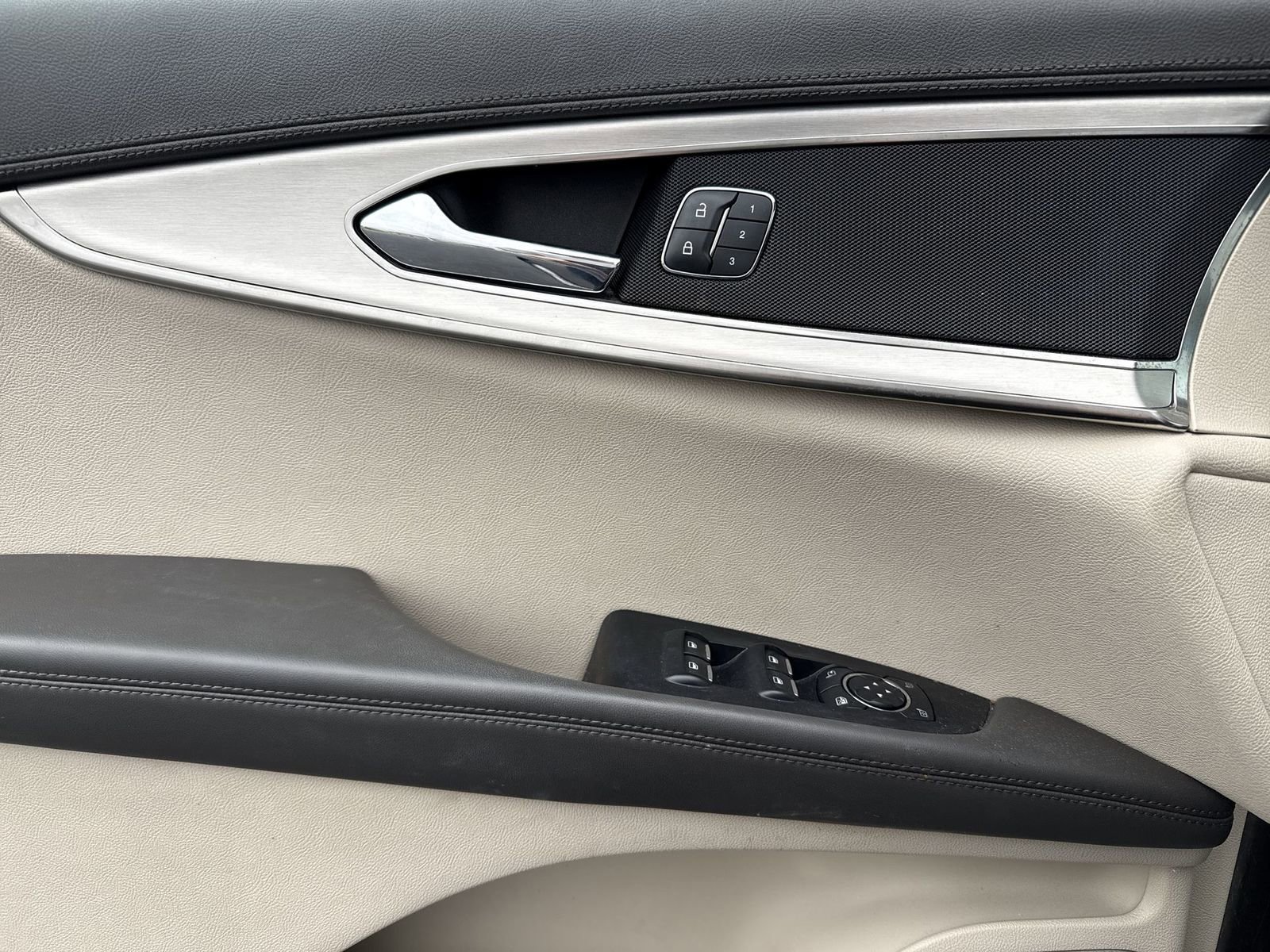 Used 2019 Lincoln Nautilus FWD image 13