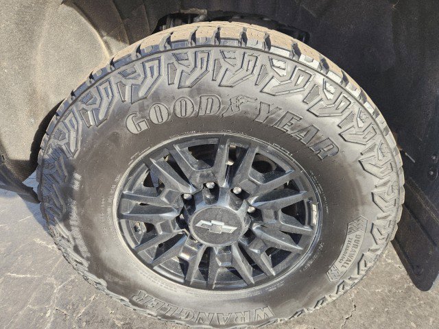 Used 2024 Chevrolet Silverado 2500 ZR2 w/ Technology Package image 12