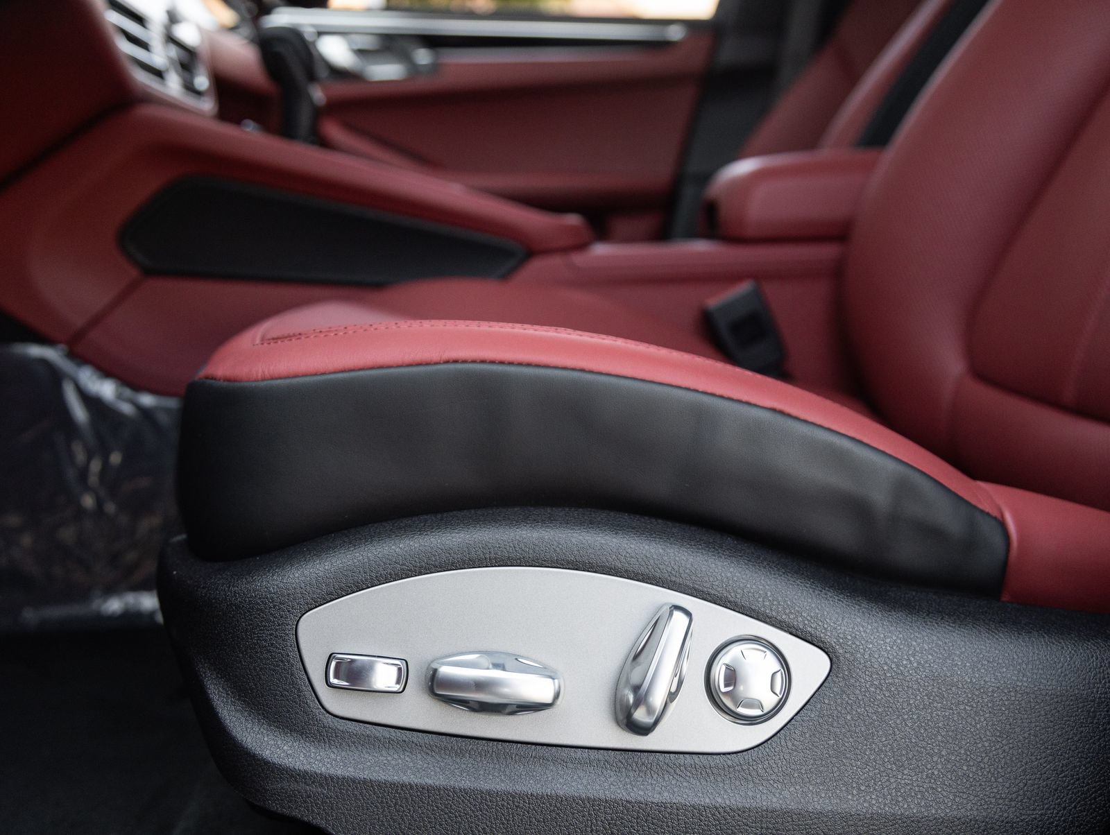 New 2026 Porsche Macan AWD/4WD image 22
