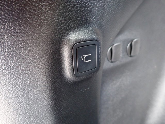 Used 2019 Jeep Cherokee Latitude Plus w/ Comfort/Convenience Group image 9