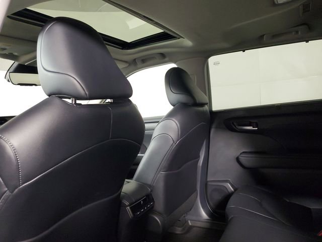 Used 2025 Toyota Highlander XLE image 14