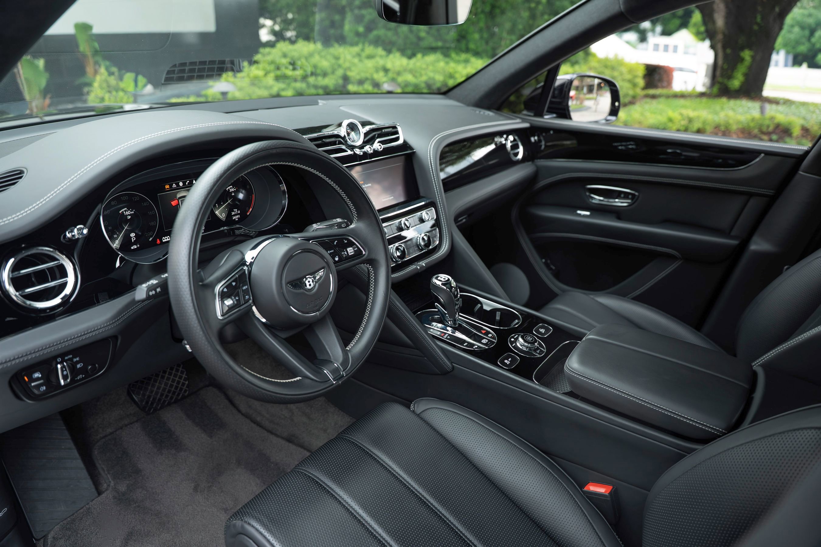 Used 2023 Bentley Bentayga AWD/4WD image 9