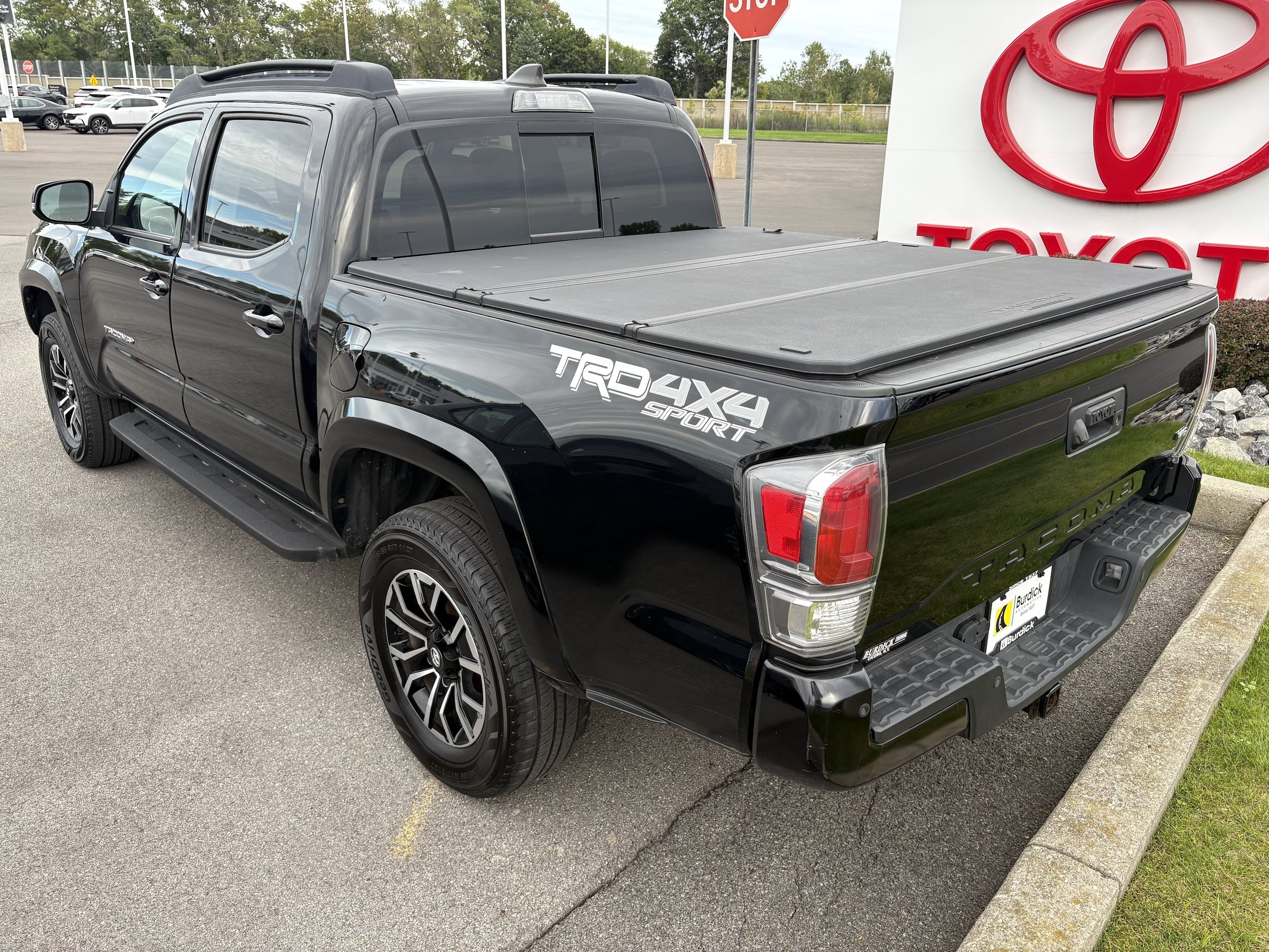 Used 2022 Toyota Tacoma TRD Sport w/ TRD Premium Sport Package AWD/4WD image 5