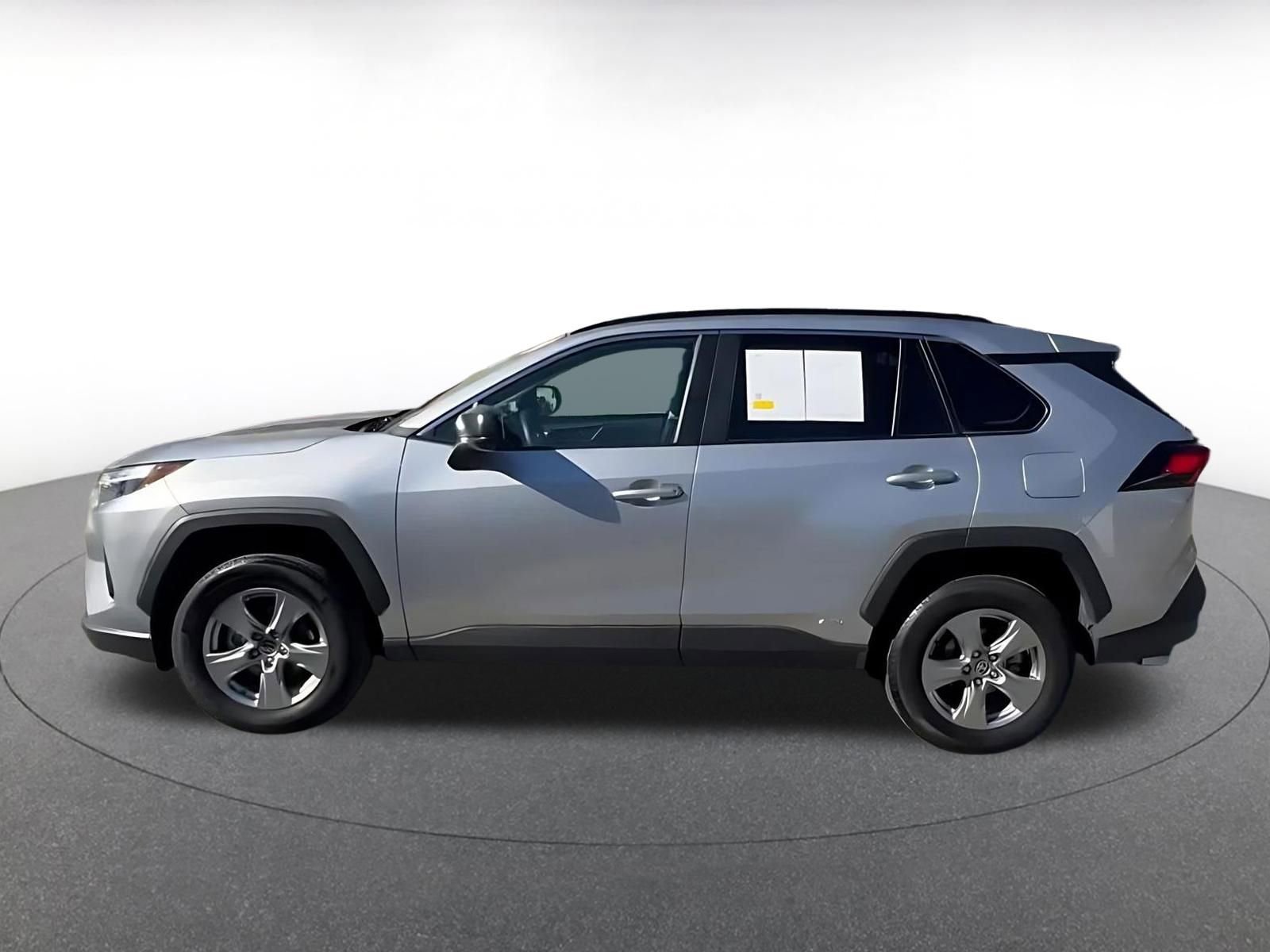 Used 2025 Toyota RAV4 LE AWD/4WD image 9