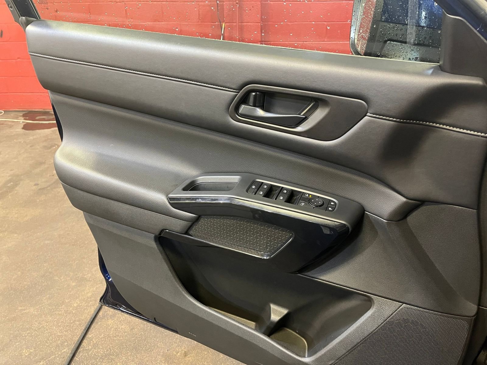 Used 2025 Nissan Pathfinder SV image 20