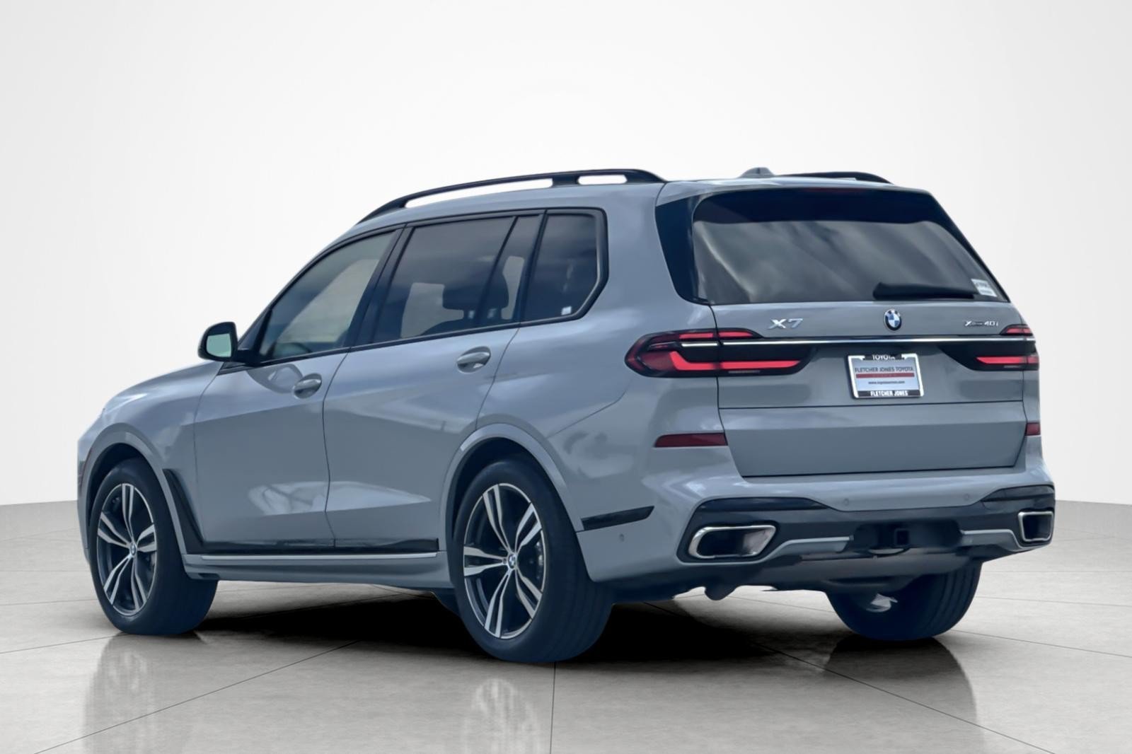 Used 2023 BMW X7 xDrive40i w/ M Sport Package AWD/4WD image 3