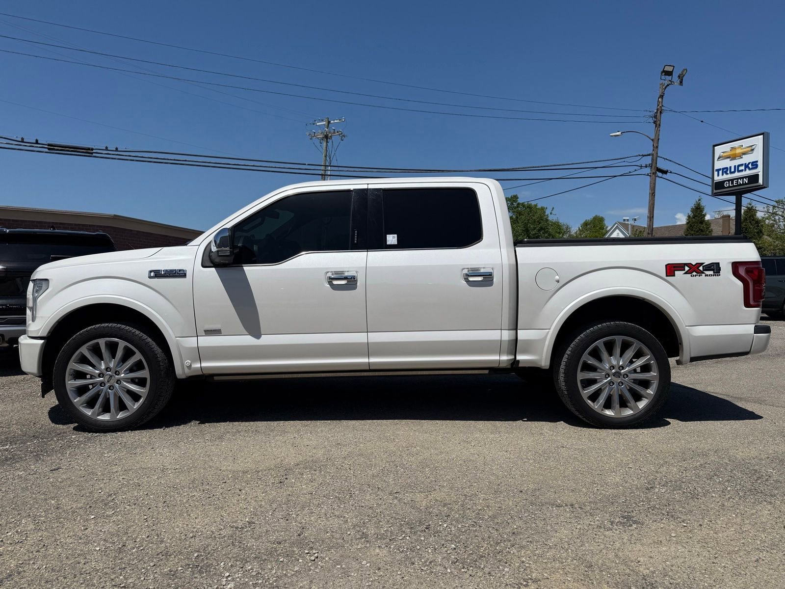 Used 2017 Ford F150 Platinum w/ Equipment Group 701A Luxury AWD/4WD image 3