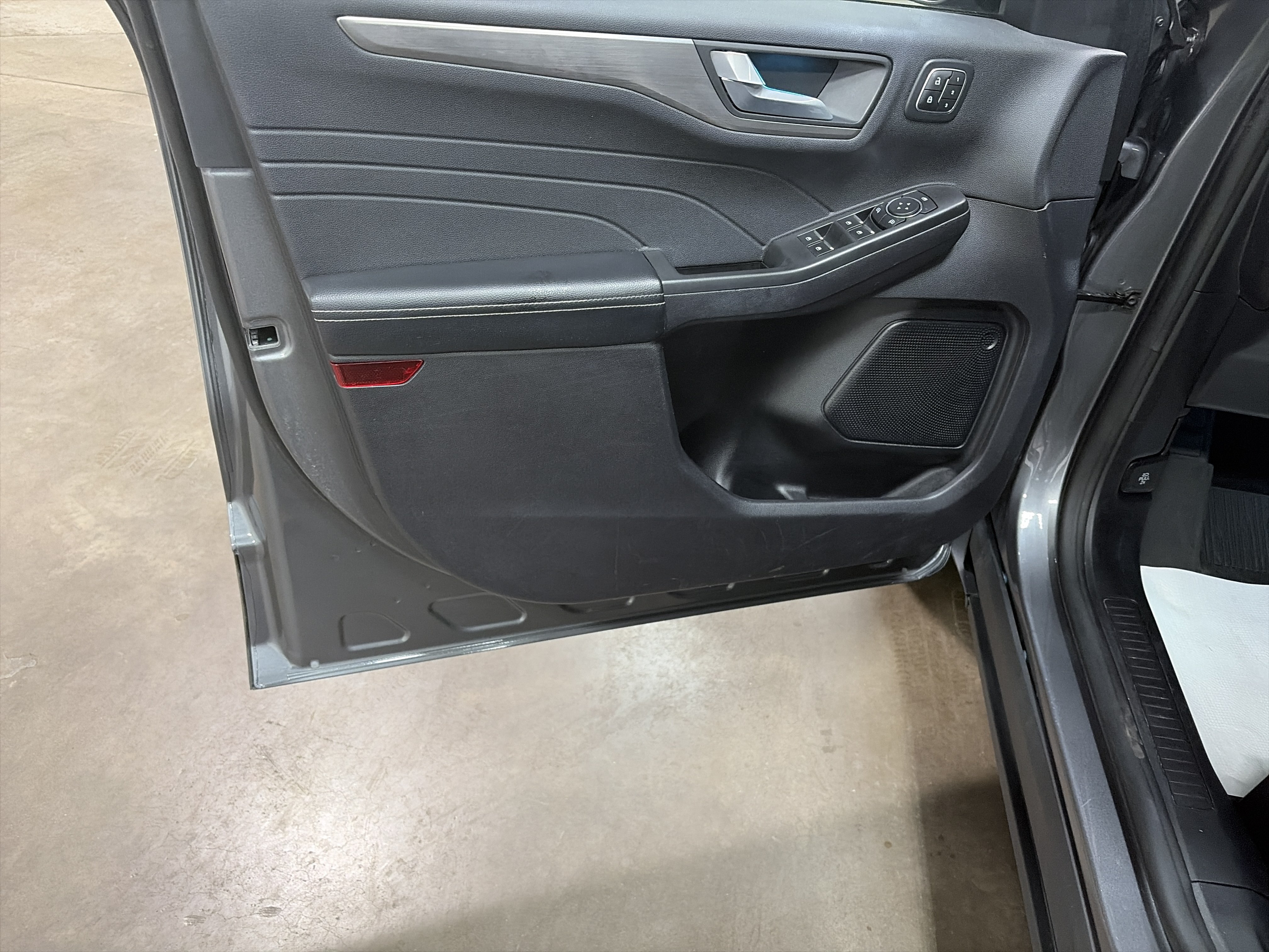 Used 2022 Ford Escape Titanium AWD/4WD image 10
