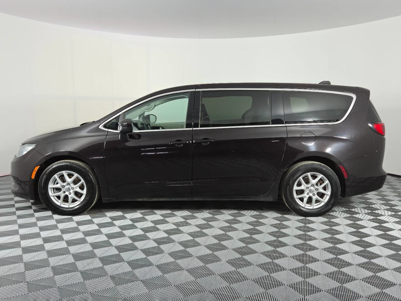 Used 2017 Chrysler Pacifica LX FWD image 4
