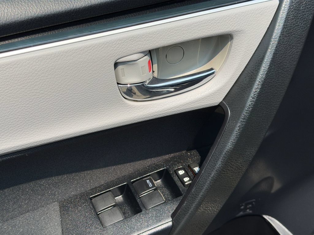 Used 2018 Toyota Corolla FWD image 15
