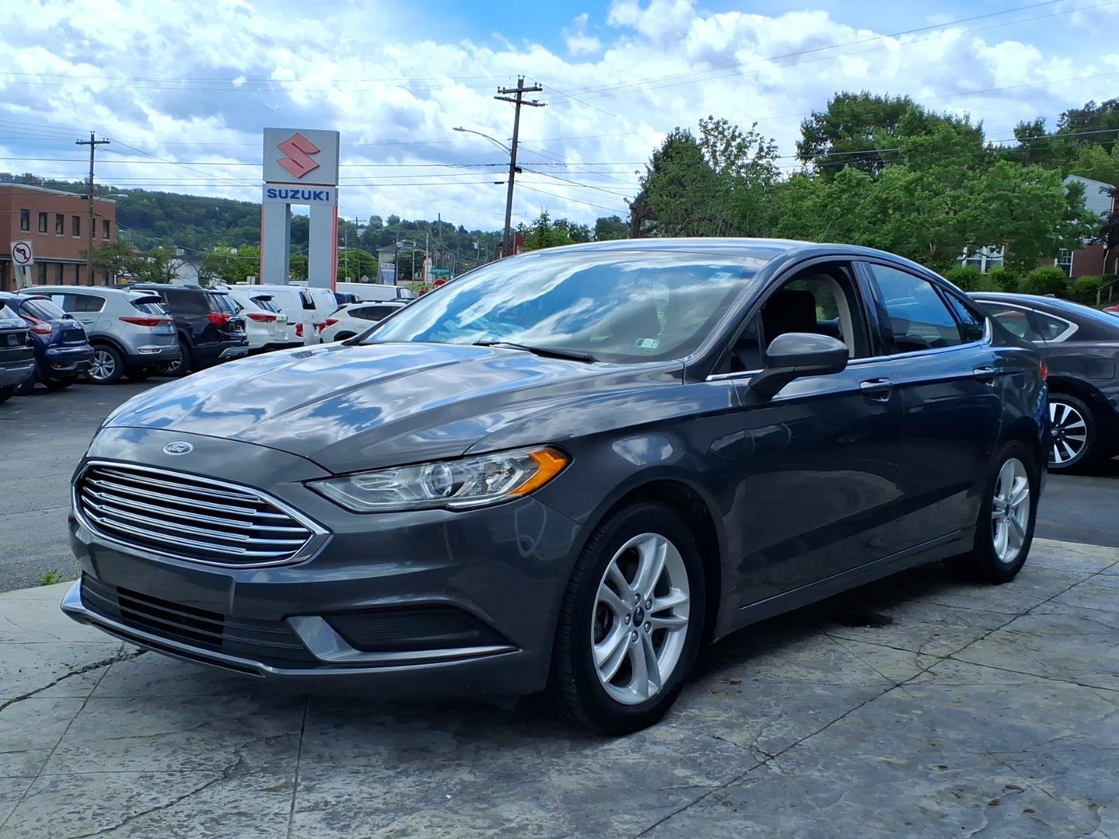 Used 2018 Ford Fusion SE w/ Fusion SE Technology Package FWD image 5