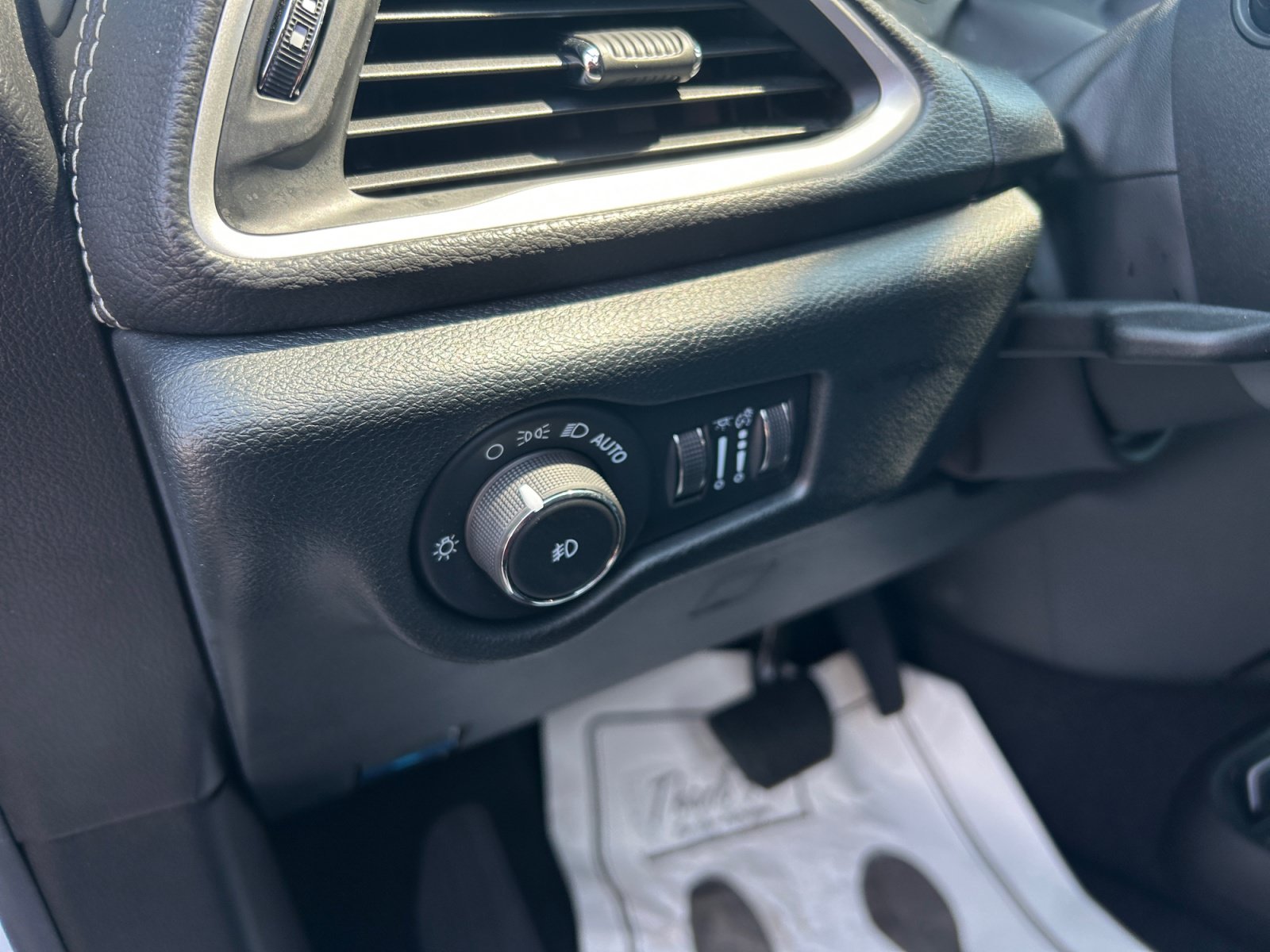 Used 2026 Chrysler Pacifica Select AWD/4WD image 12