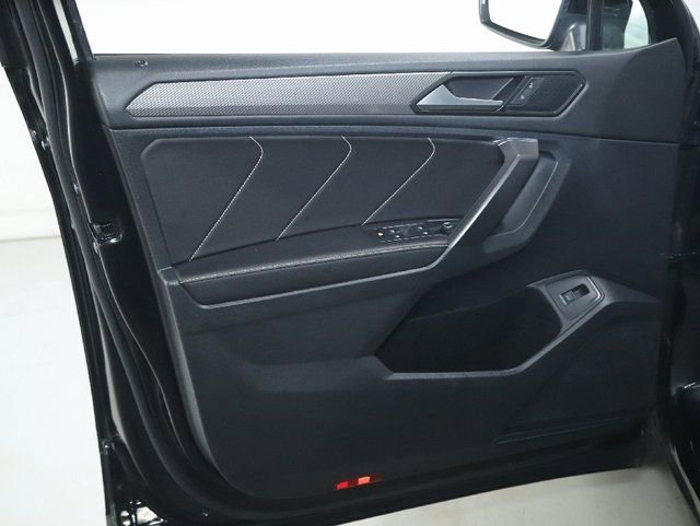 Used 2022 Volkswagen Tiguan SE w/ Panoramic Sunroof Package image 16