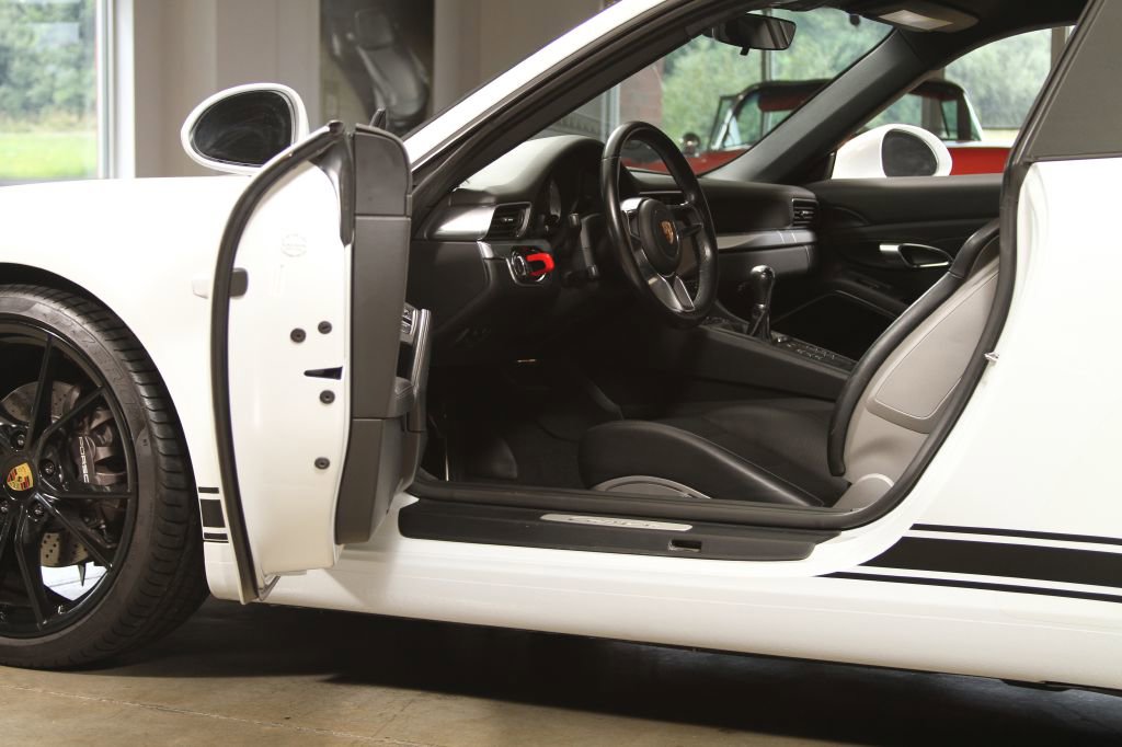 Used 2017 Porsche 911 Carrera image 2