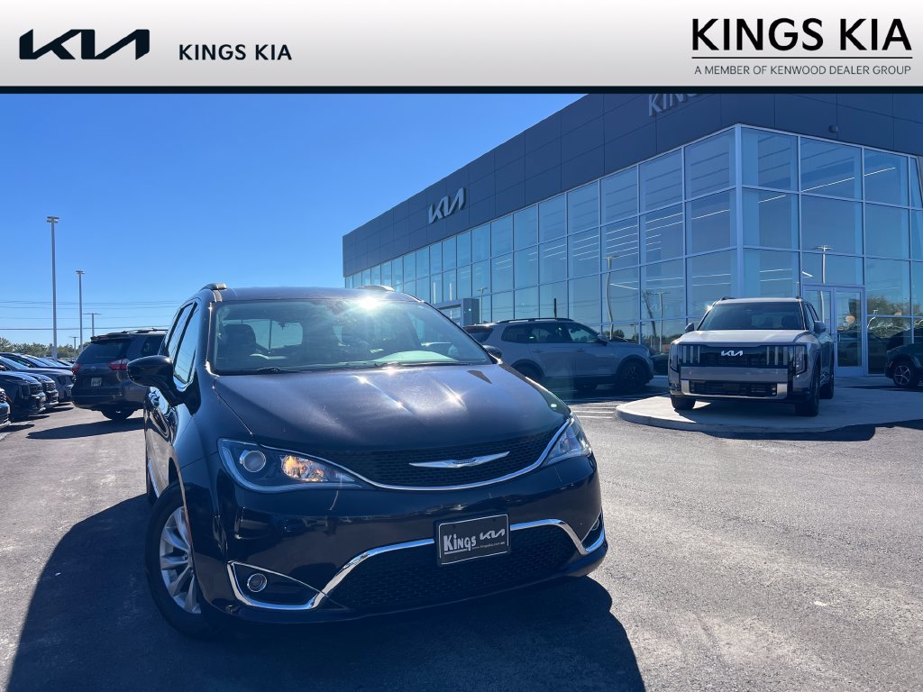 Used 2017 Chrysler Pacifica Touring-L FWD image 1