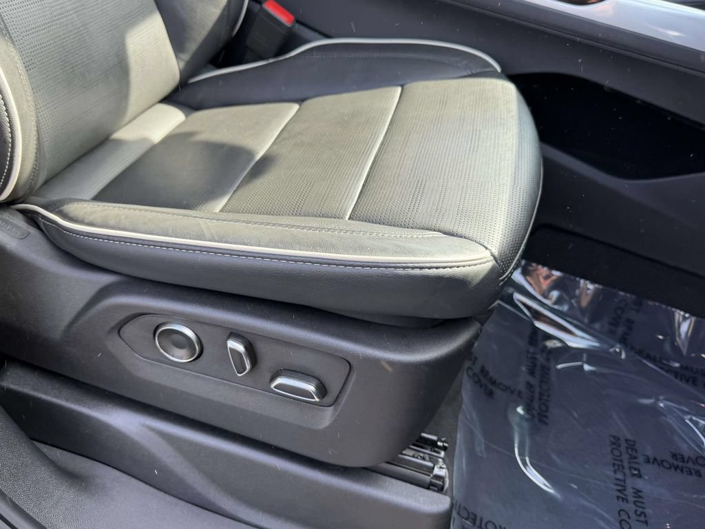 Used 2025 Cadillac Escalade Premium Luxury AWD/4WD image 11