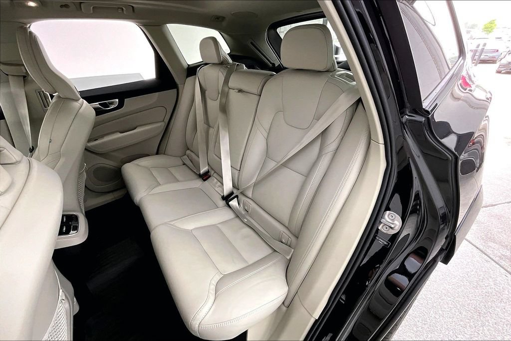 Certified 2024 Volvo XC60 B5 Ultimate w/ Protection Package Premier AWD/4WD image 33