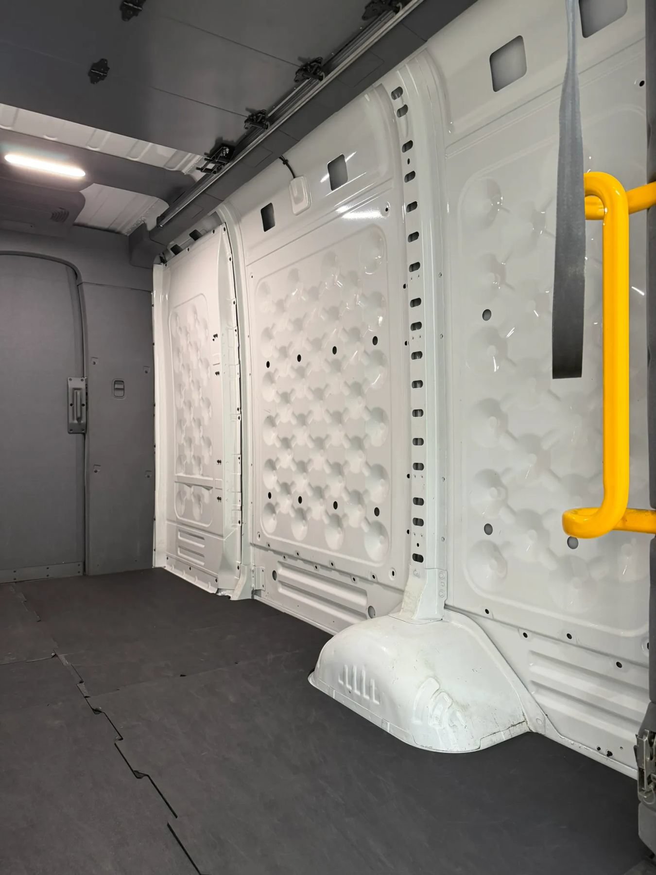 Used 2024 Rivian Delivery 500 FWD image 20