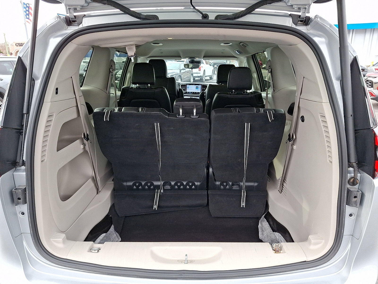 Used 2023 Chrysler Pacifica Touring-L image 30