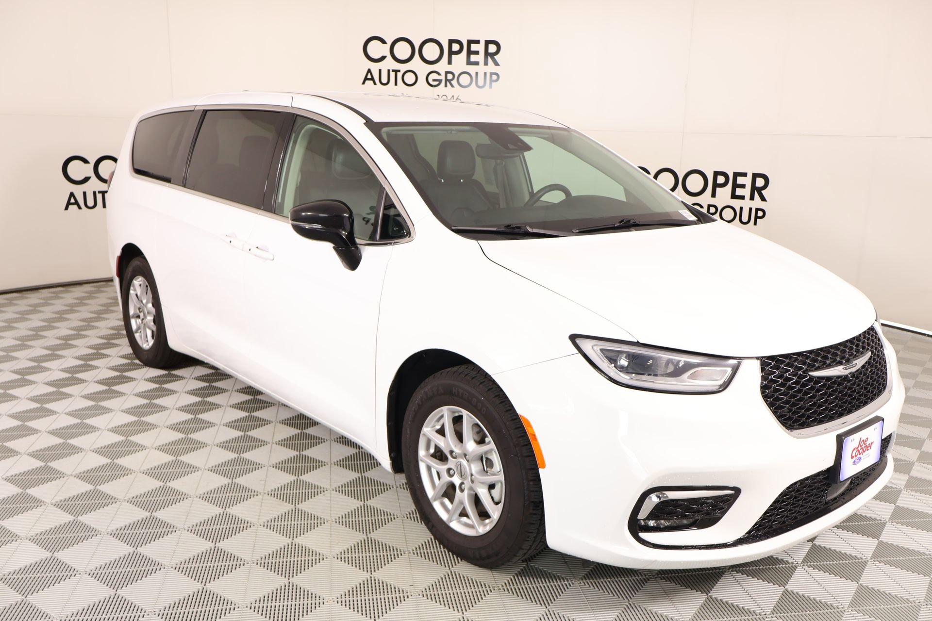 Used 2024 Chrysler Pacifica Touring-L FWD image 1