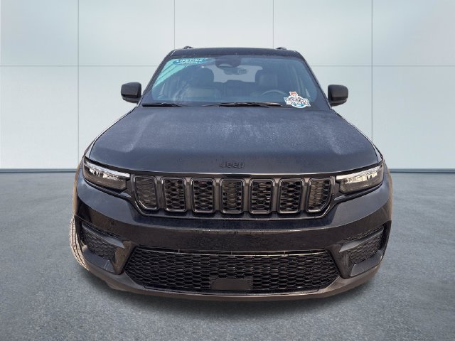 Used 2025 Jeep Grand Cherokee Altitude AWD/4WD image 6