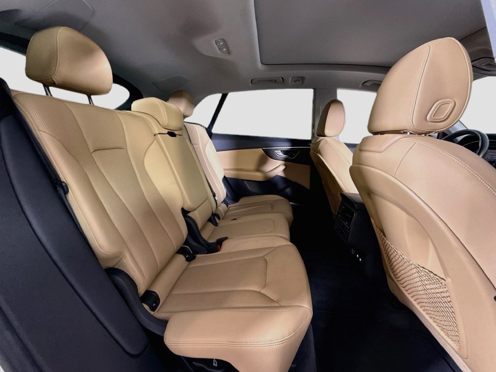 Used 2019 Audi Q8 Premium Plus w/ Premium Plus AWD/4WD image 17