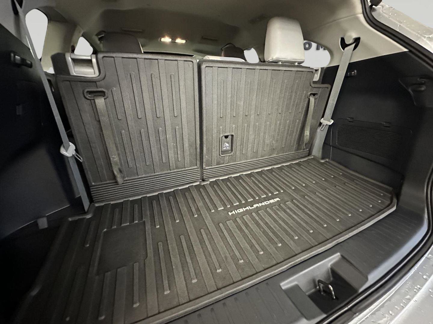 Used 2021 Toyota Highlander XLE image 14