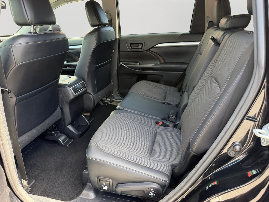 Used 2017 Toyota Highlander Plus FWD image 12