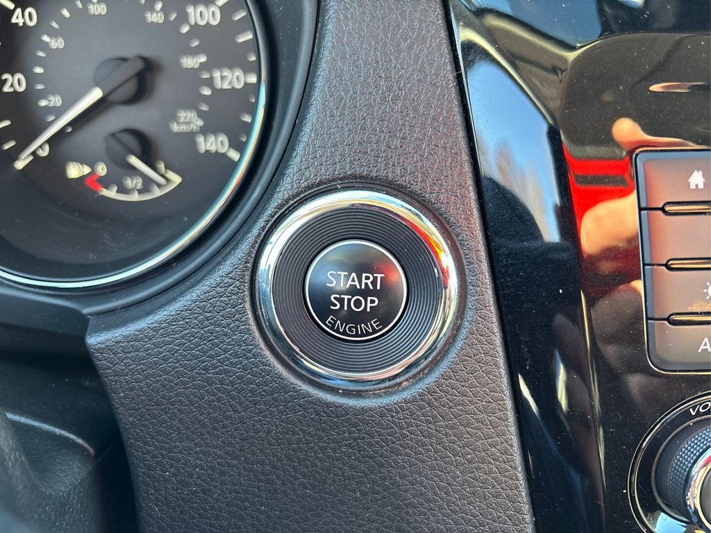 Used 2020 Nissan Rogue SV image 32