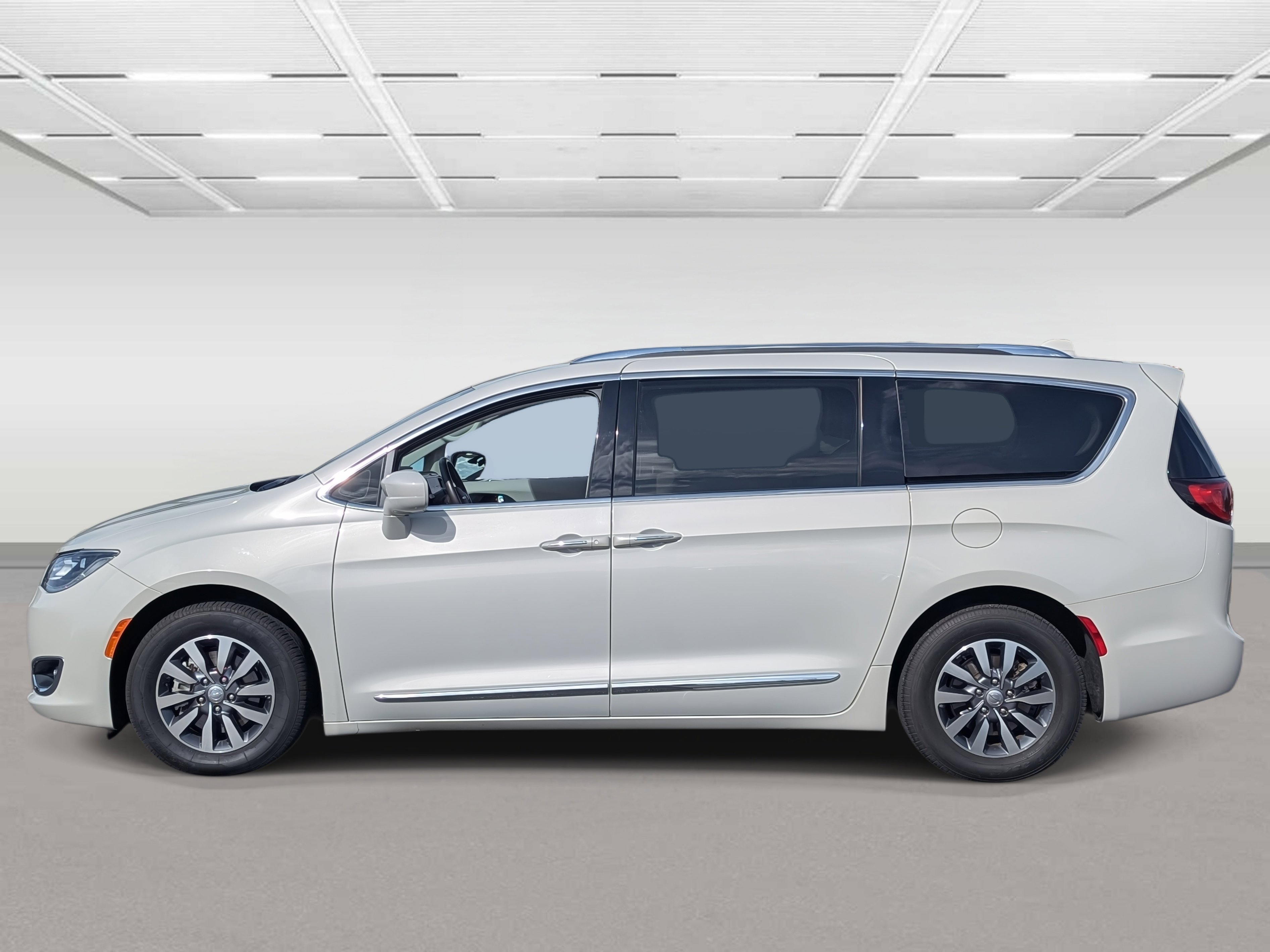 Used 2020 Chrysler Pacifica Touring-L Plus image 2