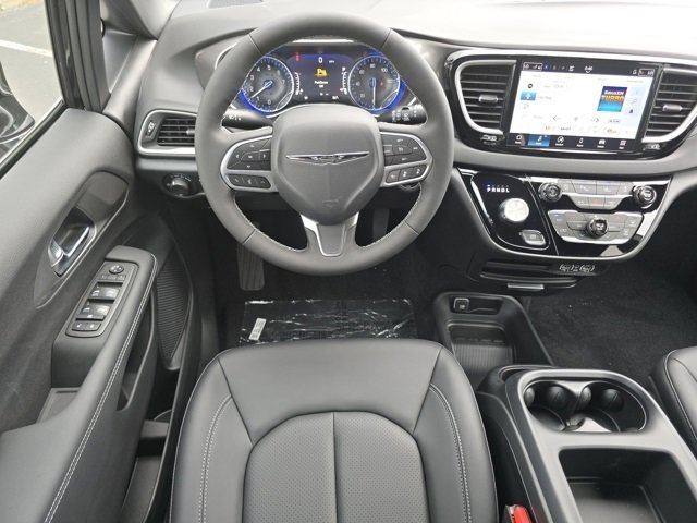 New 2025 Chrysler Voyager LX image 3
