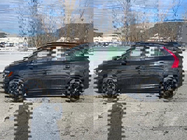 Used 2018 Volvo V60 T5 Dynamic w/ Protection Package image 2