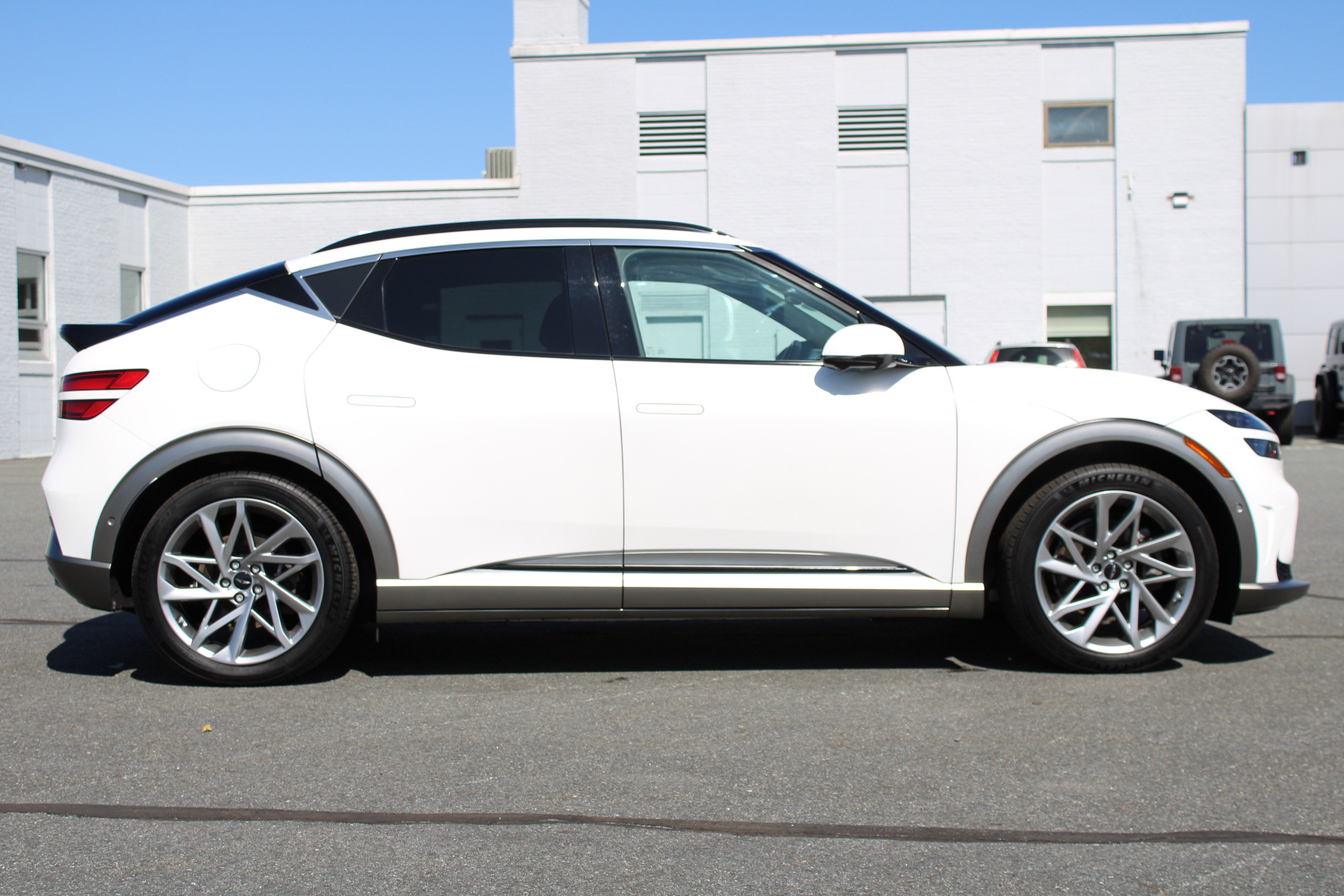 Used 2023 Genesis GV60 Advanced AWD/4WD image 5