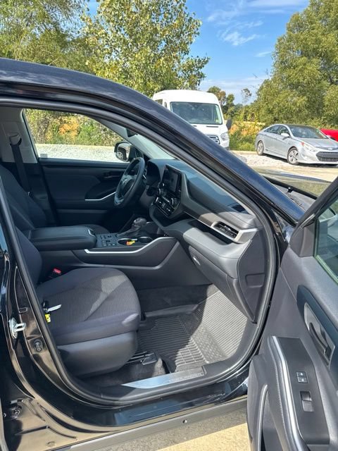 Used 2023 Toyota Highlander LE AWD/4WD image 16
