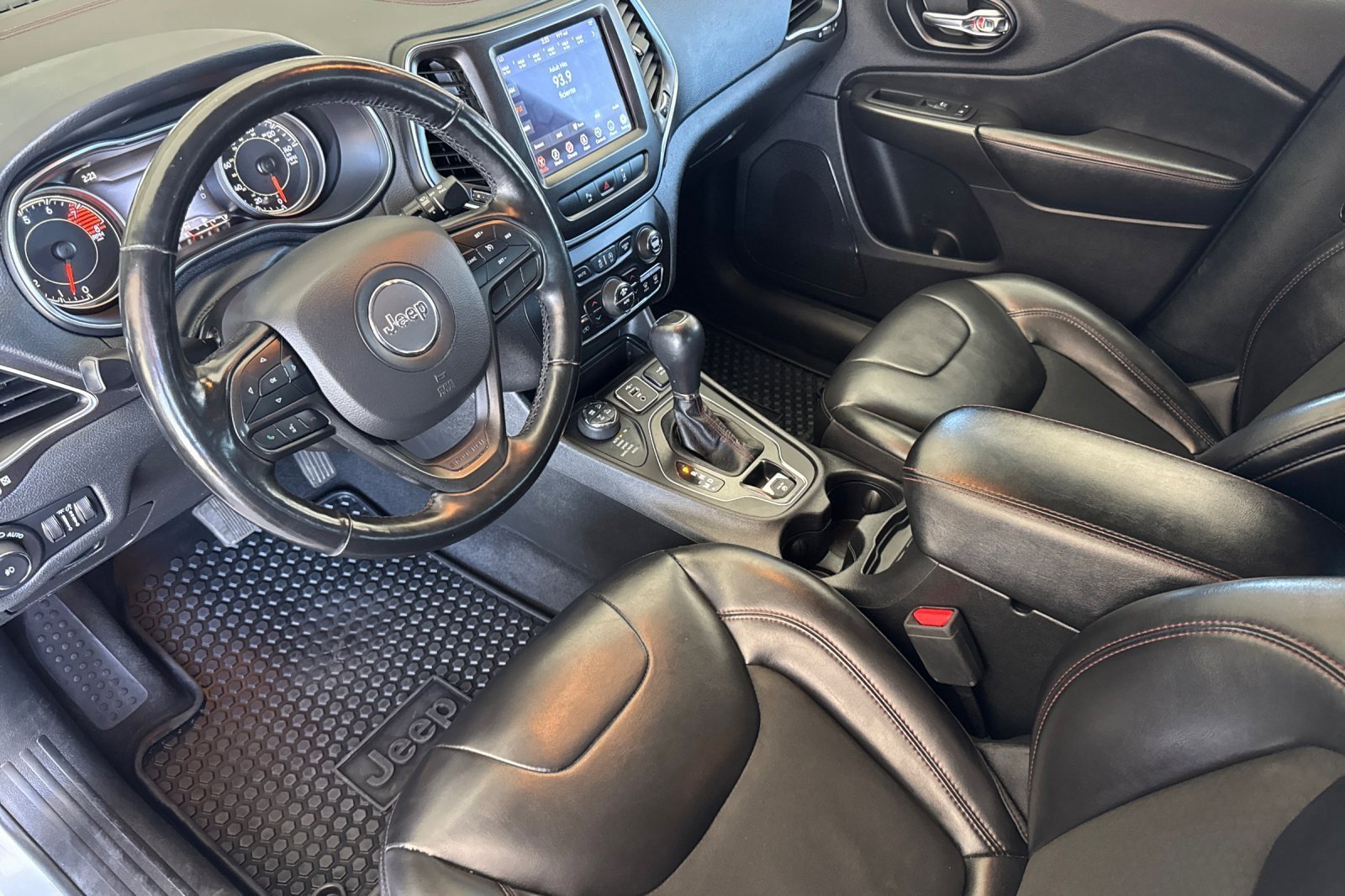 Used 2021 Jeep Cherokee Trailhawk image 9