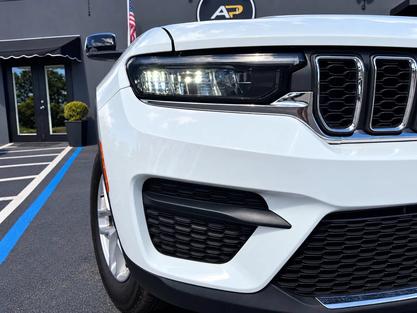 Used 2023 Jeep Grand Cherokee Laredo X RWD image 6