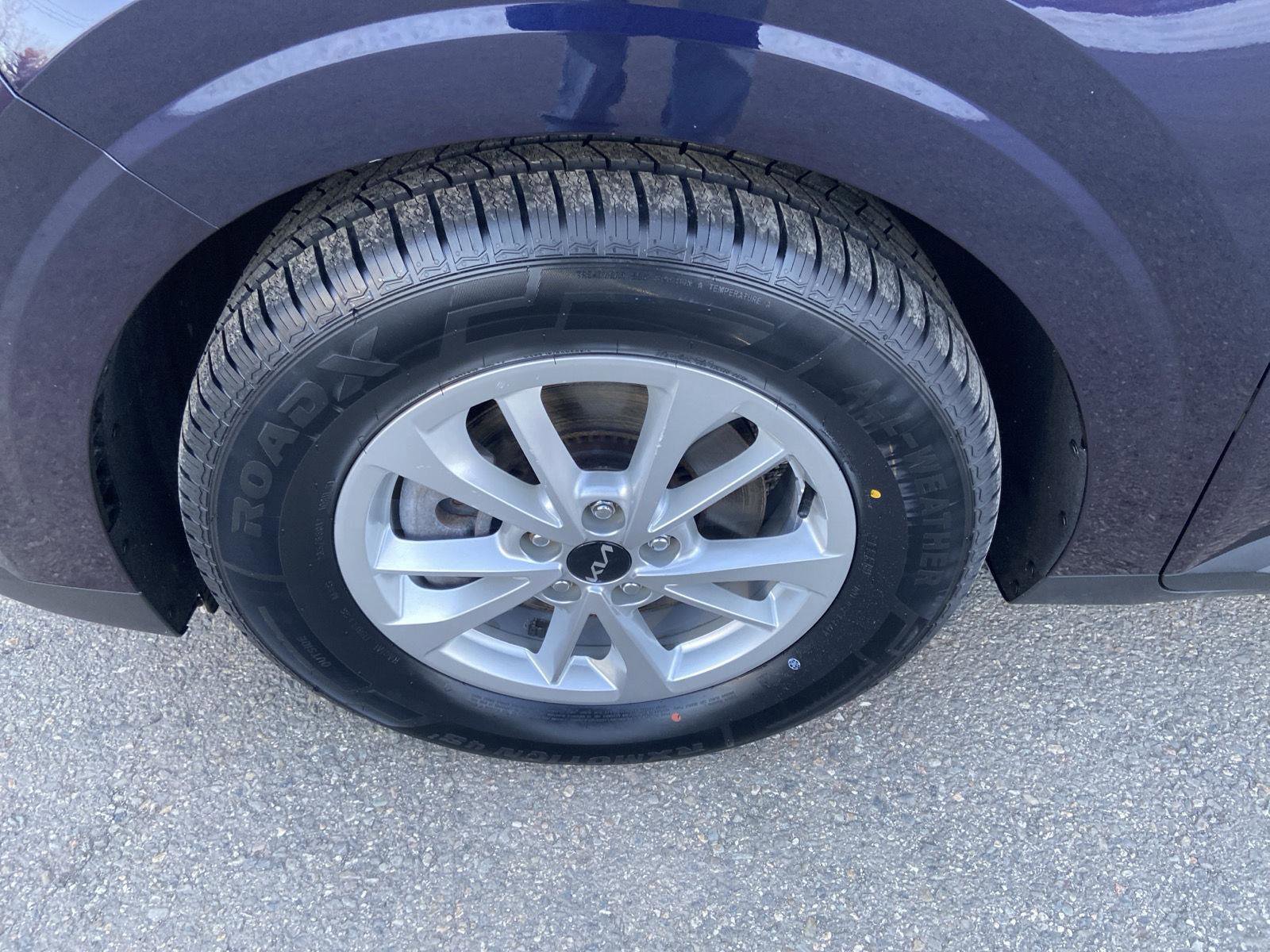 Used 2024 Kia Carnival LX image 9