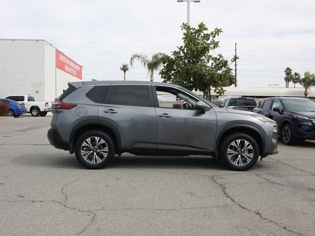 Used 2023 Nissan Rogue SV image 3
