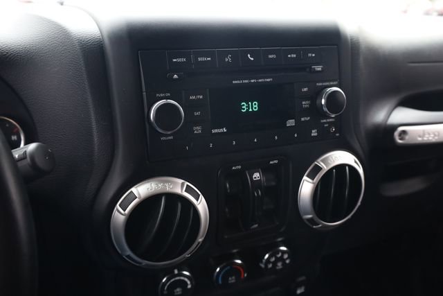 Used 2018 Jeep Wrangler Unlimited Rubicon w/ Connectivity Group AWD/4WD image 19
