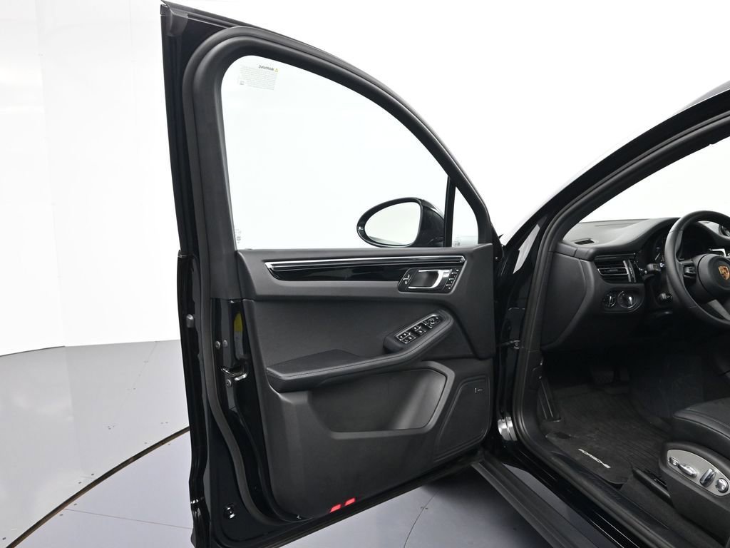 Certified 2026 Porsche Macan AWD/4WD image 16
