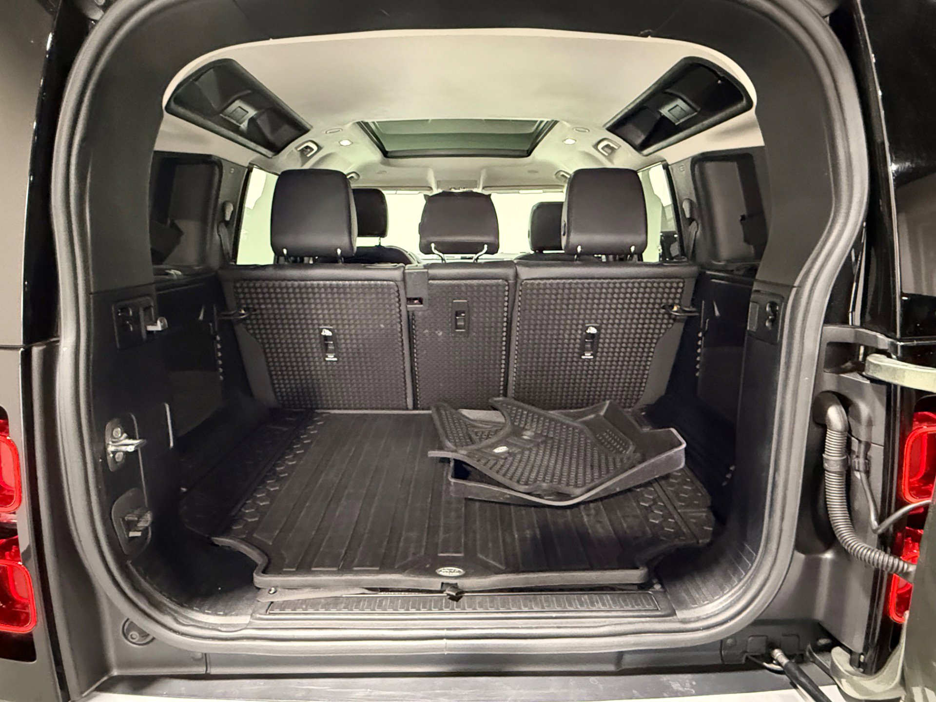 Used 2022 Land Rover Defender 110 S image 16