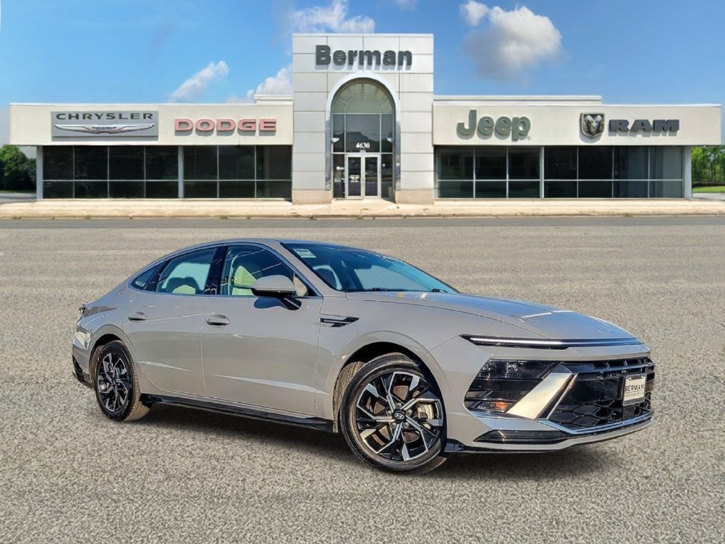 Used 2025 Hyundai Sonata SEL FWD image 2