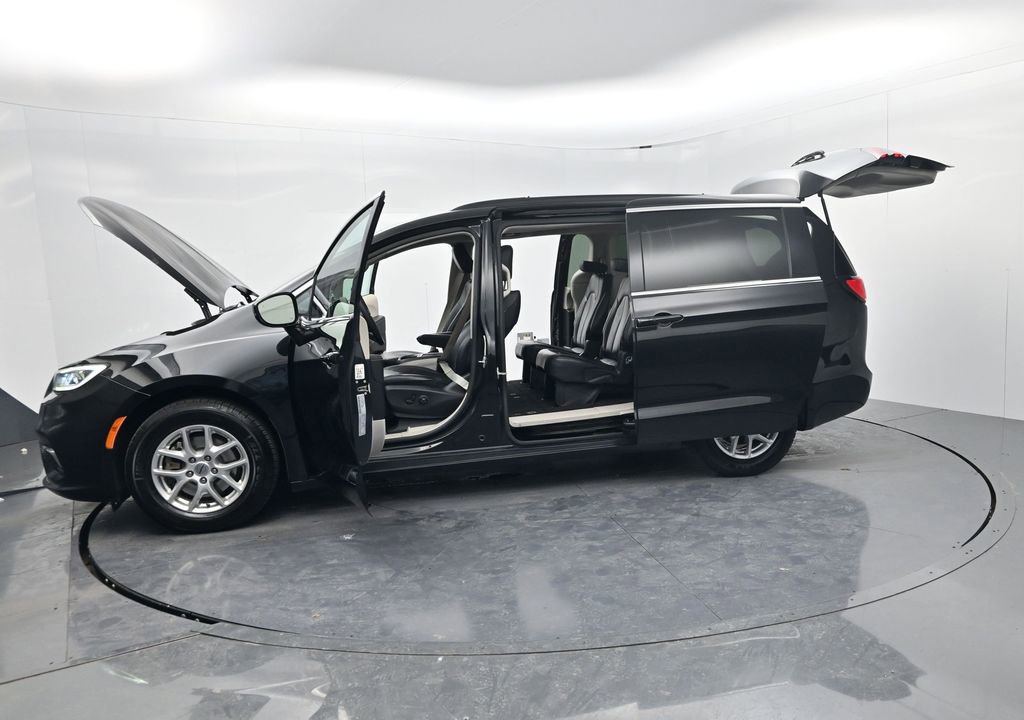 Used 2022 Chrysler Pacifica Touring-L image 53