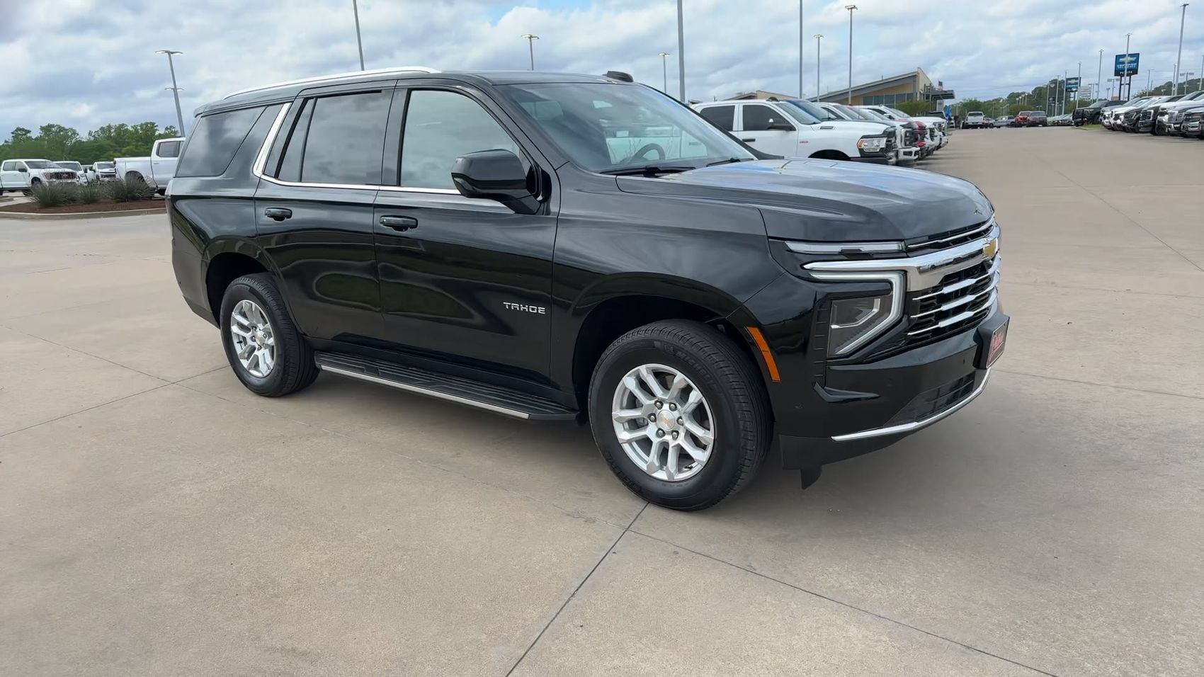 Used 2025 Chevrolet Tahoe LT AWD/4WD image 3
