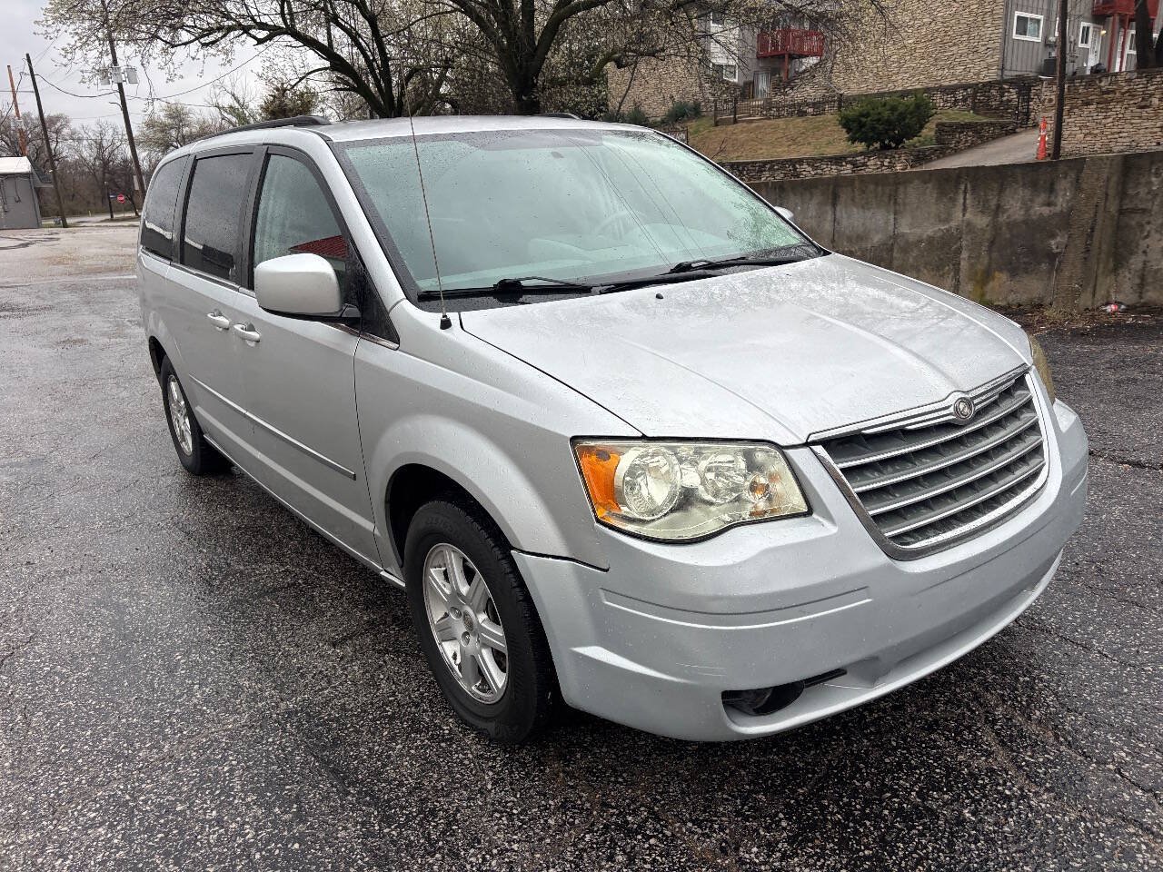 Used 2010 Chrysler Town & Country Touring FWD image 4