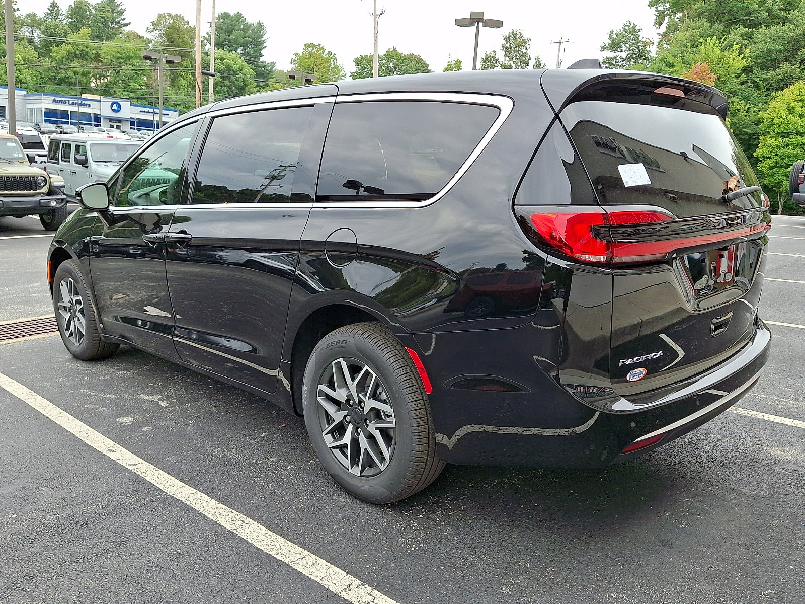 New 2027 Chrysler Pacifica Limited AWD/4WD image 4